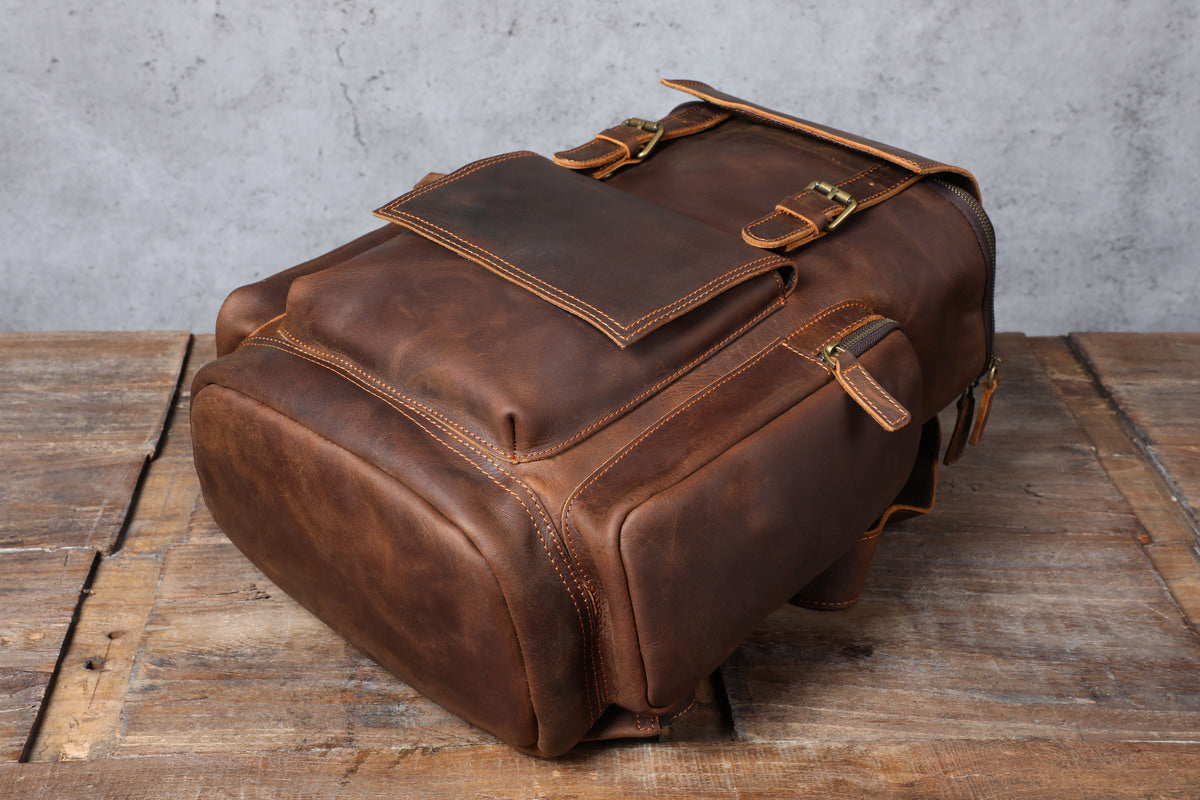 sac à dos en cuir pour ordinateur portable qui s'adapte à toutes les silhouettes et tenues de votre garde-robe