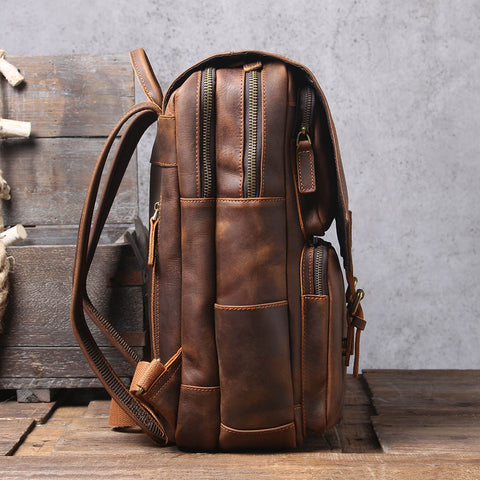 sac à dos classique en cuir marron foncé avec des poches zippées pour transporter des lunettes de soleil, des portefeuilles ou d'autres effets personnels