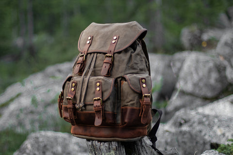 sac à dos en toile cirée avec beaucoup de rangement pour stocker des pochettes, des vestes, un sac à lunch ou quelques manuels scolaires