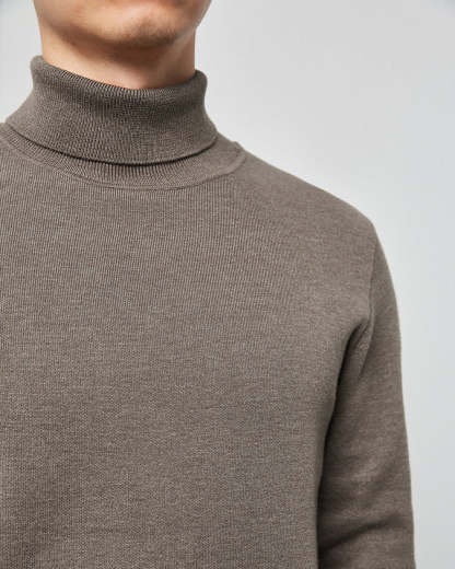 The Momeike Classic Solid Turtleneck Sweater