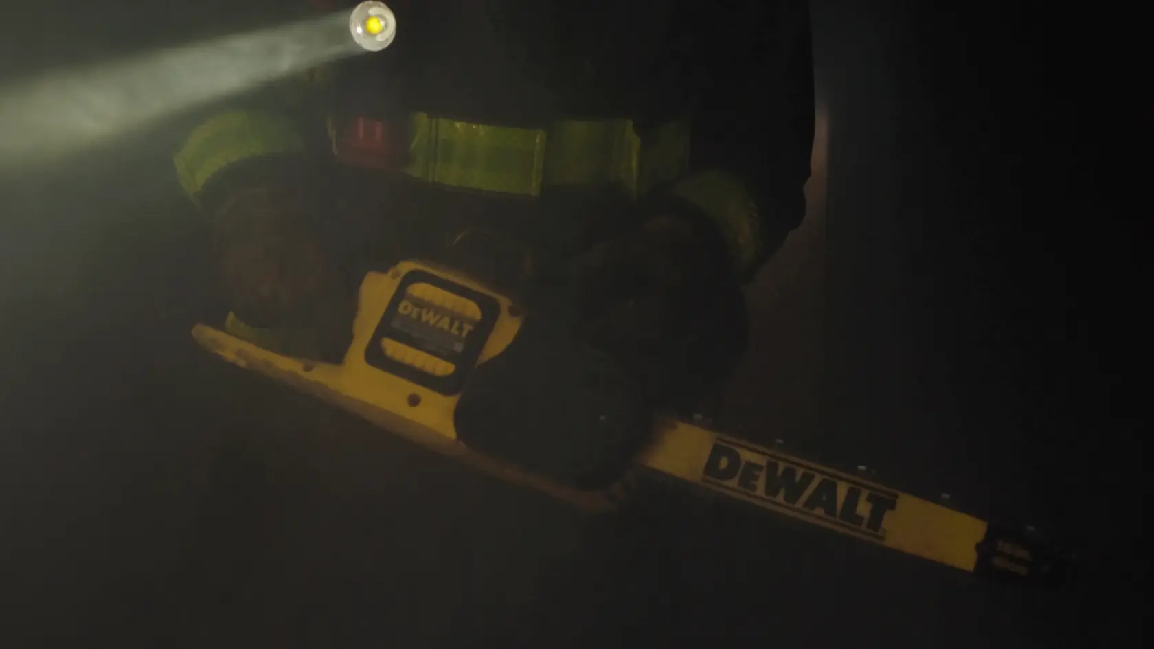 Flexvolt 60v MAX 16-in. Brushless cordless chainsaw