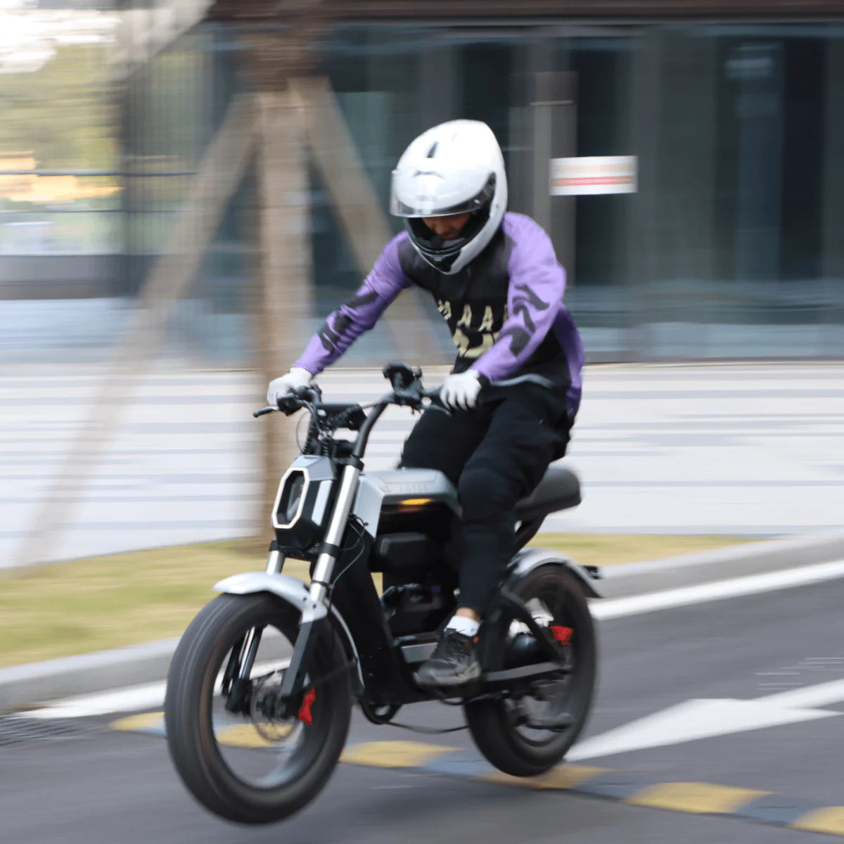 Electric bicycles equipped with 72V batteries offer a range of 300 miles, allowing for longer and smarter riding.