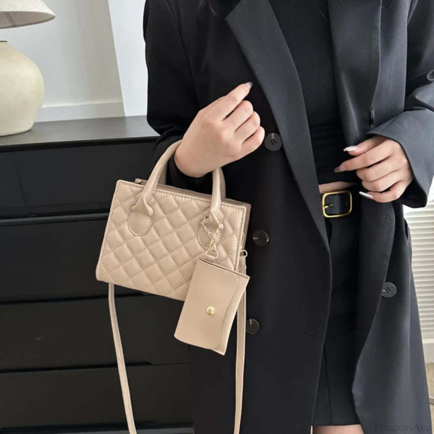 Solid Diamond Grid PU Leather Crossbody crossbody-250126