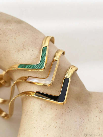 Victoria Charming Necklace Necklaces