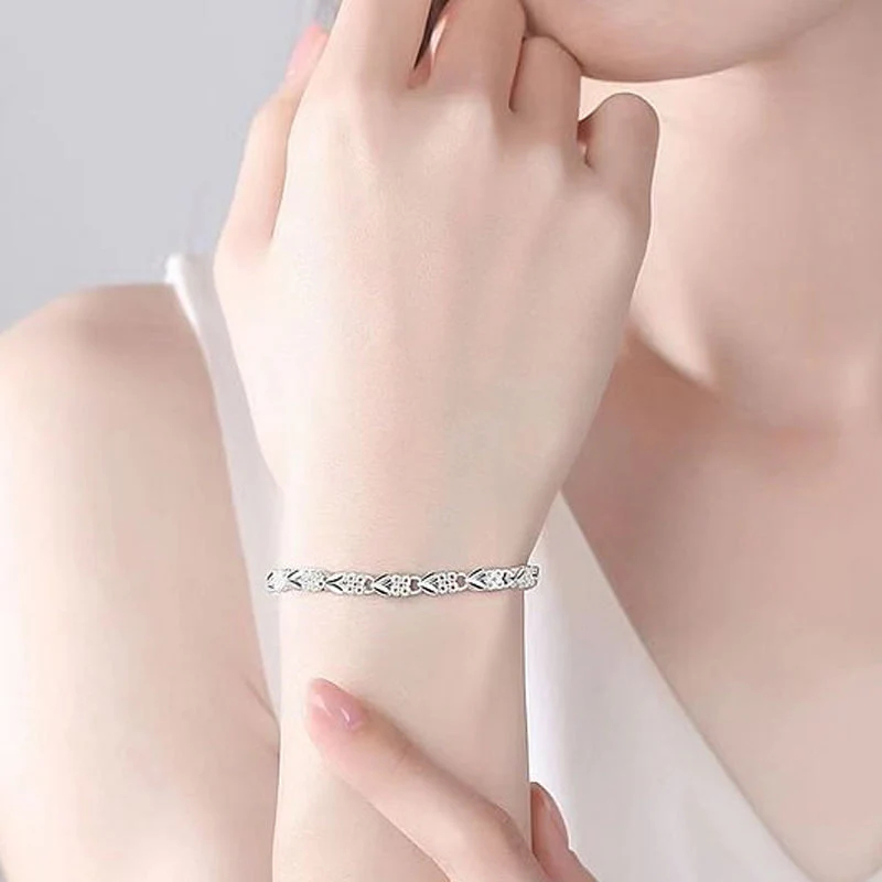 Elegancka bransoletka z błyszczącą koniczyną