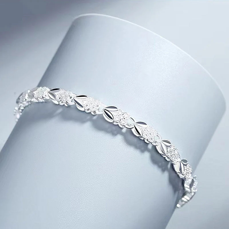 Elegancka bransoletka z błyszczącą koniczyną