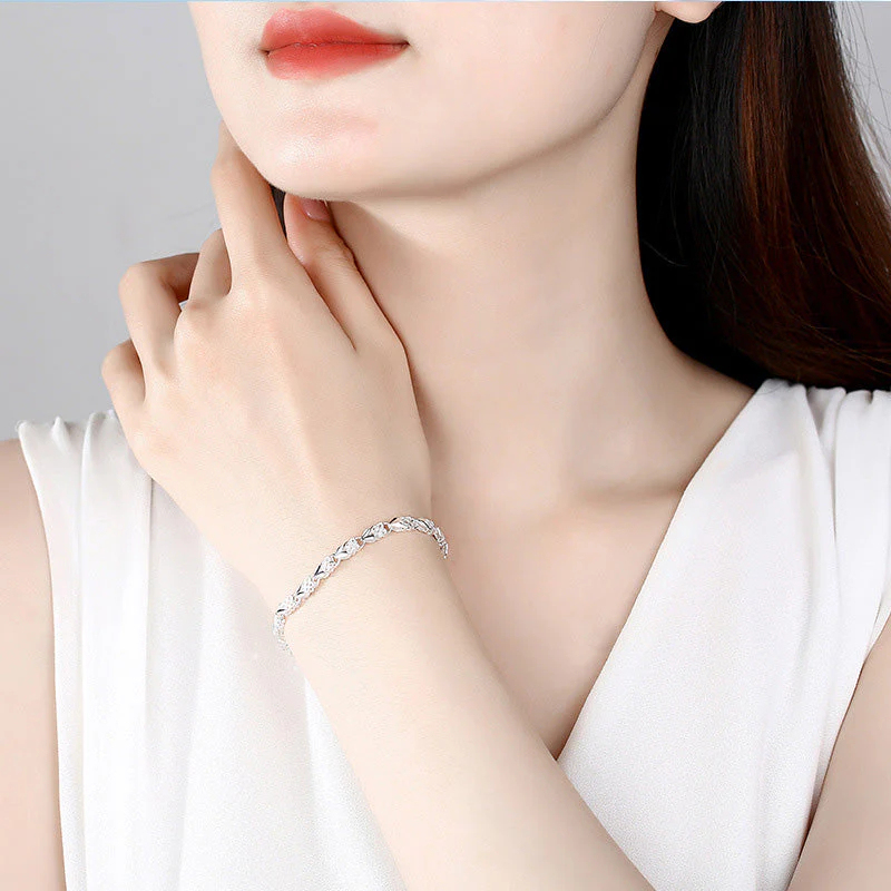 Elegancka bransoletka z błyszczącą koniczyną