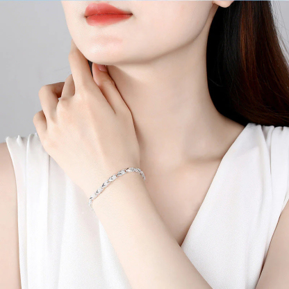 Elegancka bransoletka z błyszczącą koniczyną