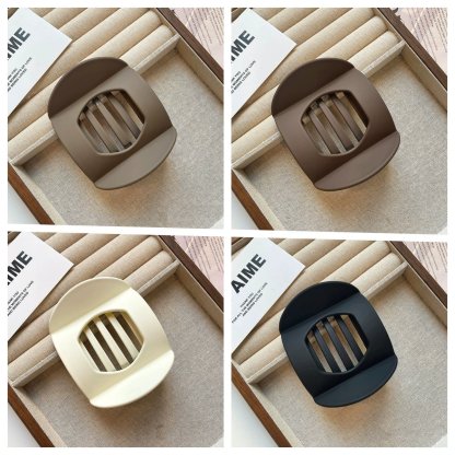 Ležérna všestranná jednofarebná sponka do vlasov s plochým lemovaním