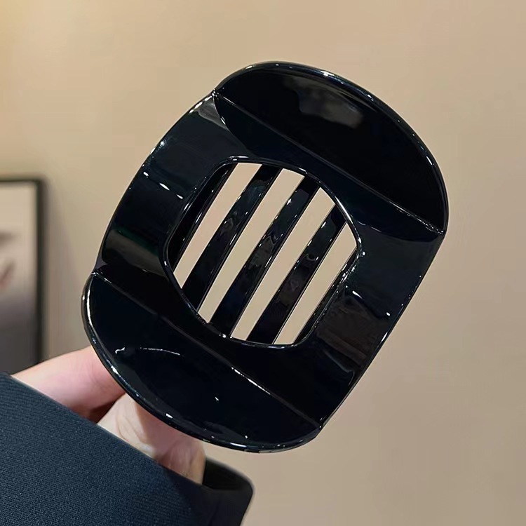 Ležérna všestranná jednofarebná sponka do vlasov s plochým lemovaním