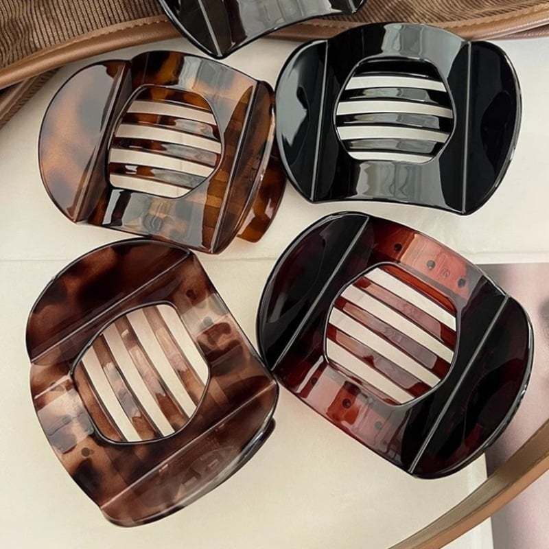 Ležérna všestranná jednofarebná sponka do vlasov s plochým lemovaním