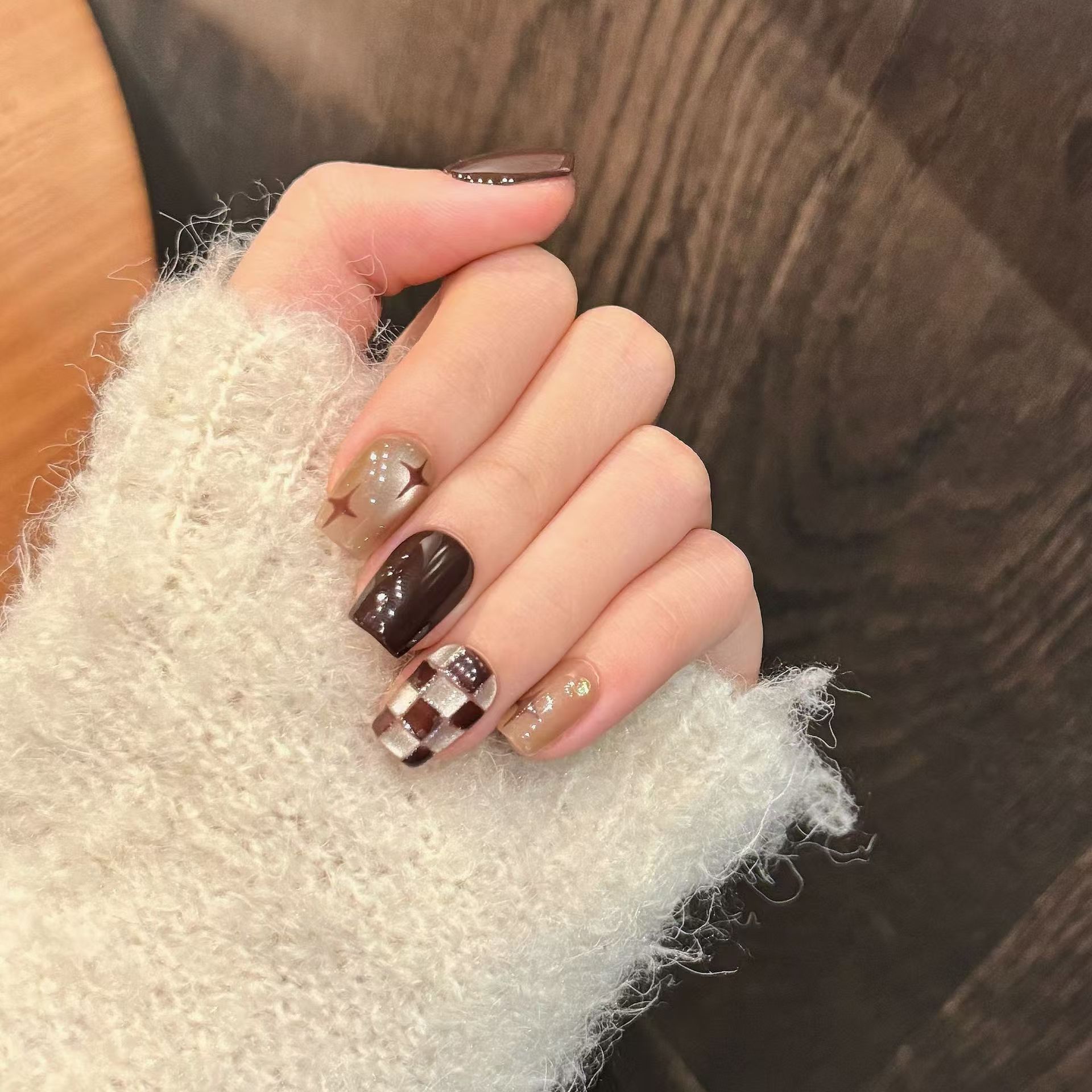 Autumn-Winter Mocha Brown Cat-Eye Press-On Nails — Handmade Retro Diamond Pattern with Vintage Elegance