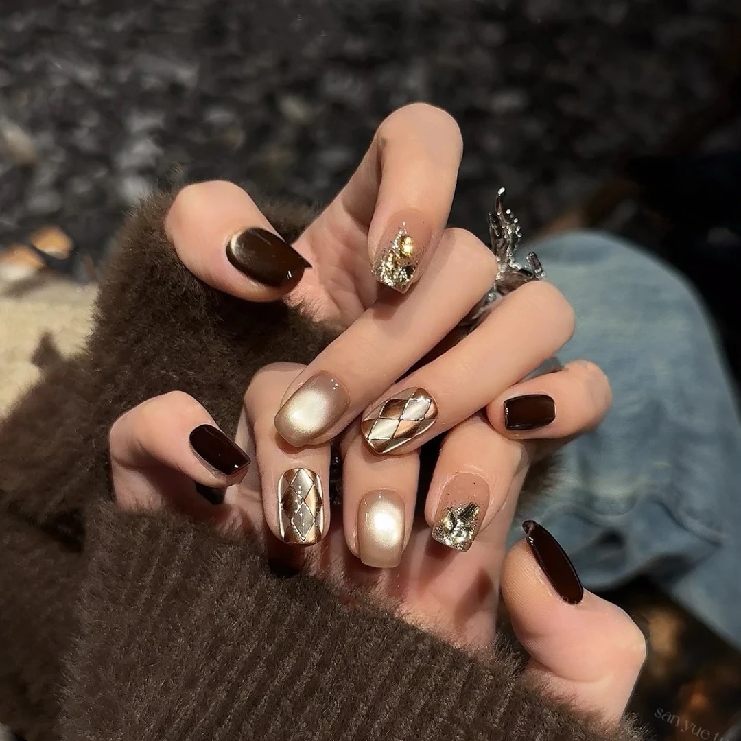 Autumn-Winter Mocha Brown Cat-Eye Press-On Nails — Handmade Retro Diamond Pattern with Vintage Elegance