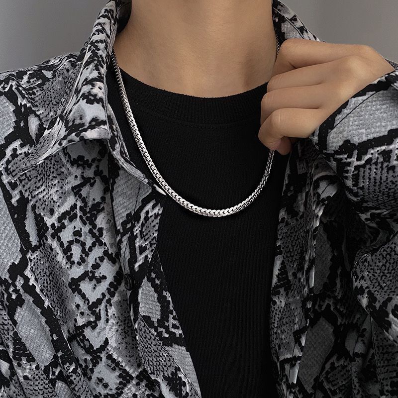 Niche design embossed necklace