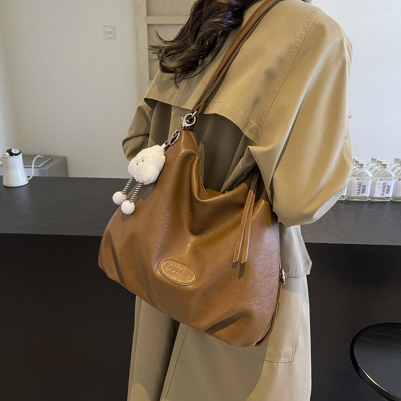 Simple and stylish casual bag with large capacity