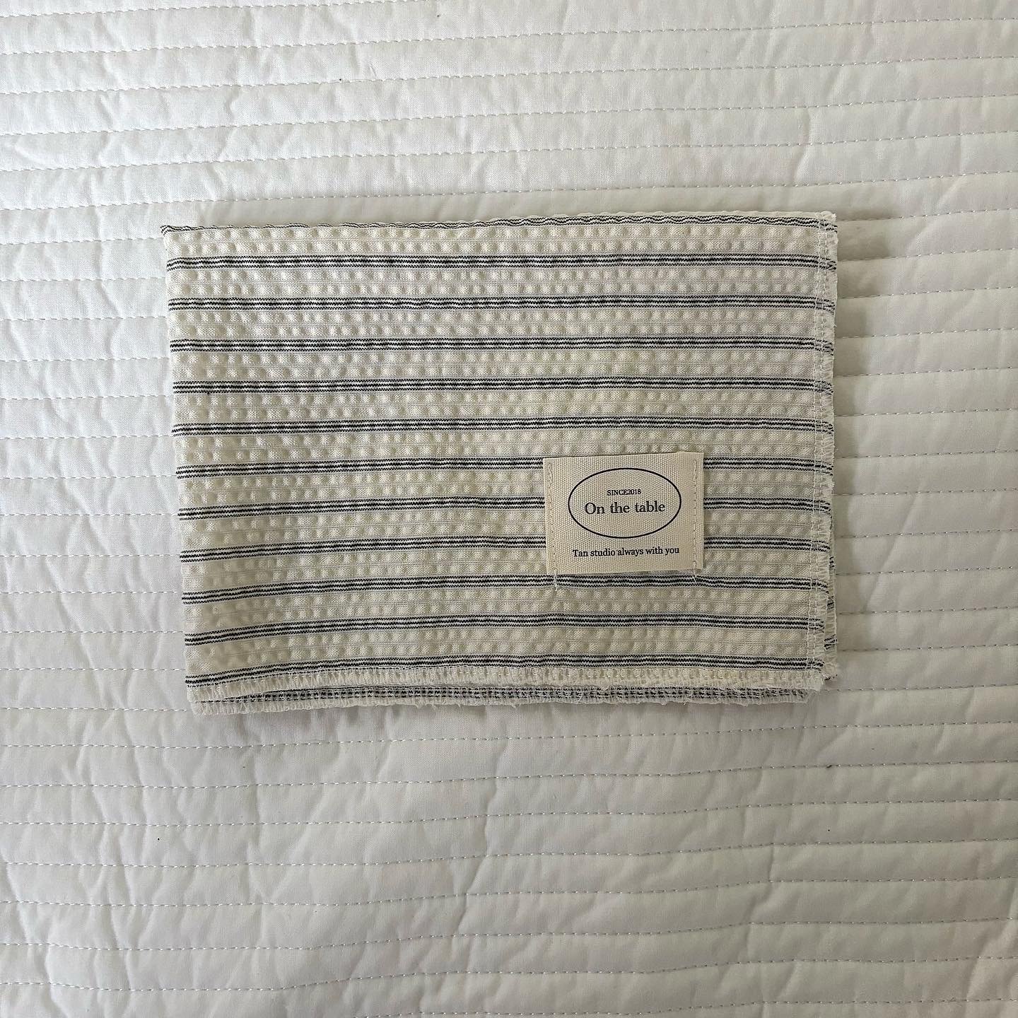 Low-saturation color checkered and striped placemats, heat-insulating tablecloths, and napkins