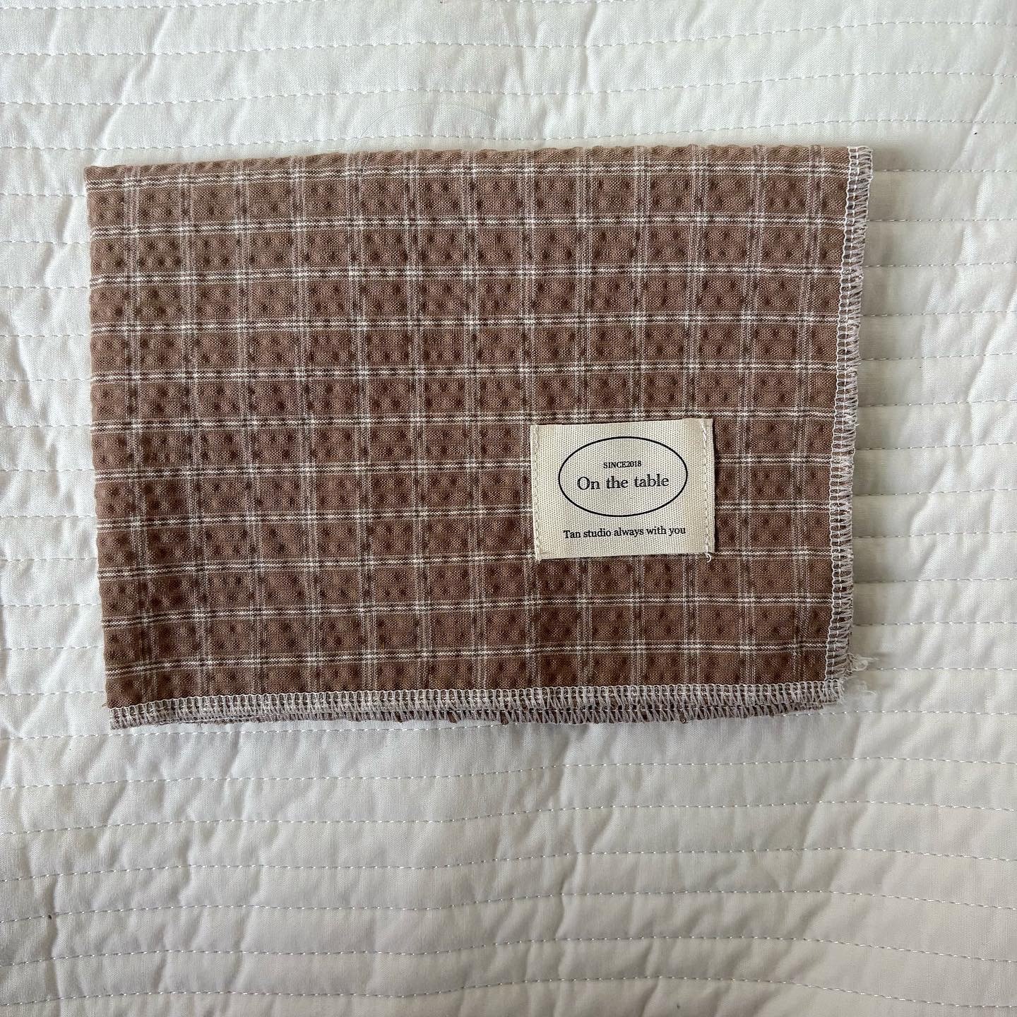 Low-saturation color checkered and striped placemats, heat-insulating tablecloths, and napkins