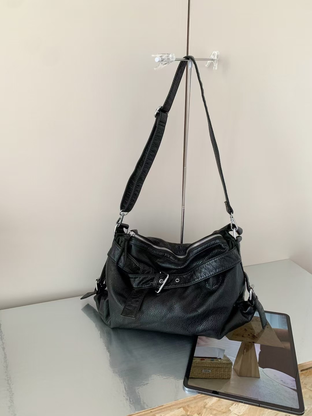 Large-capacity single-shoulder crossbody bag for locomotives