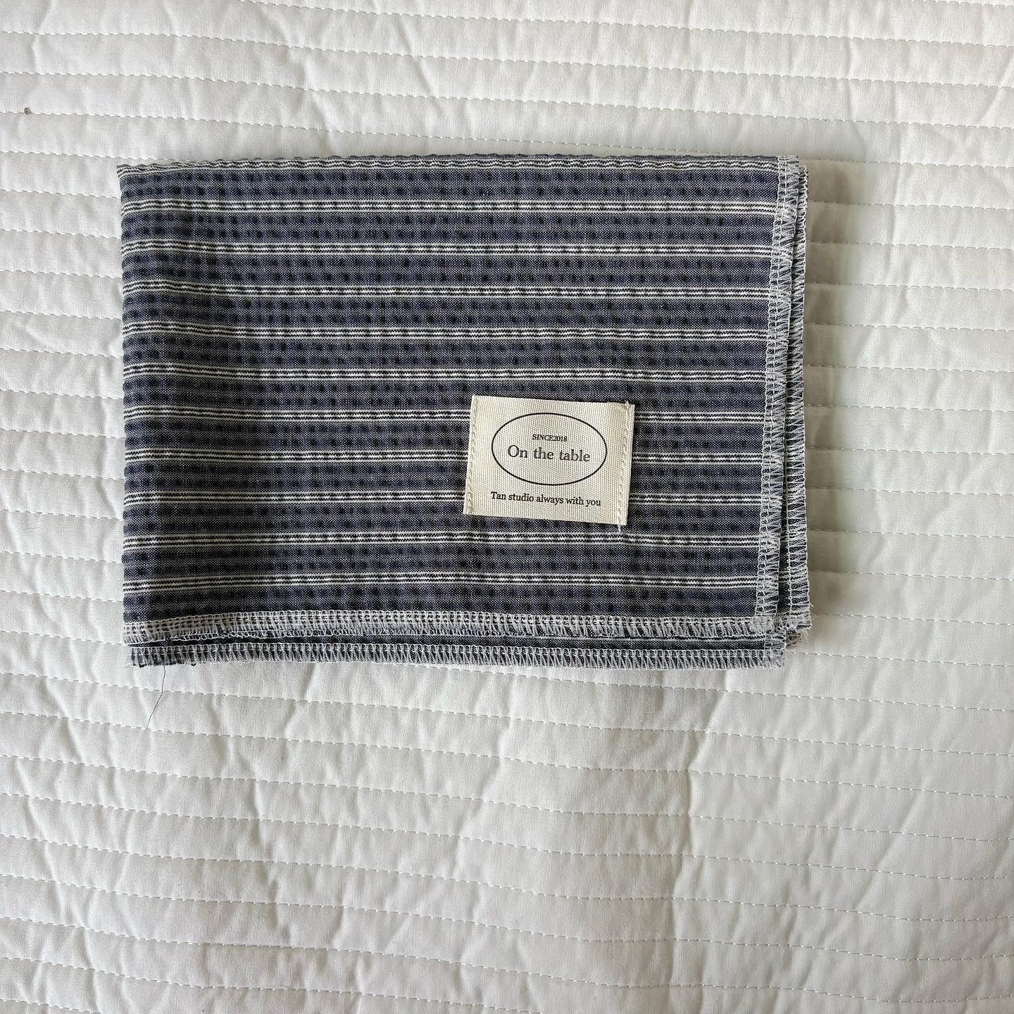 Low-saturation color checkered and striped placemats, heat-insulating tablecloths, and napkins