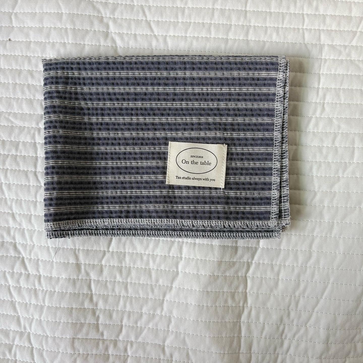 Low-saturation color checkered and striped placemats, heat-insulating tablecloths, and napkins