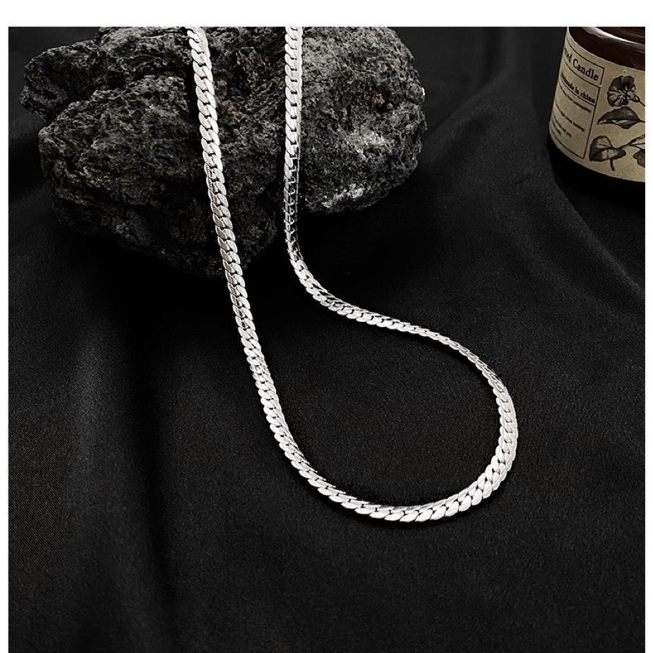 Niche design embossed necklace