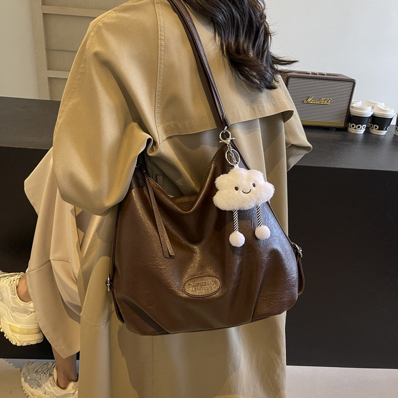 Simple and stylish casual bag with large capacity