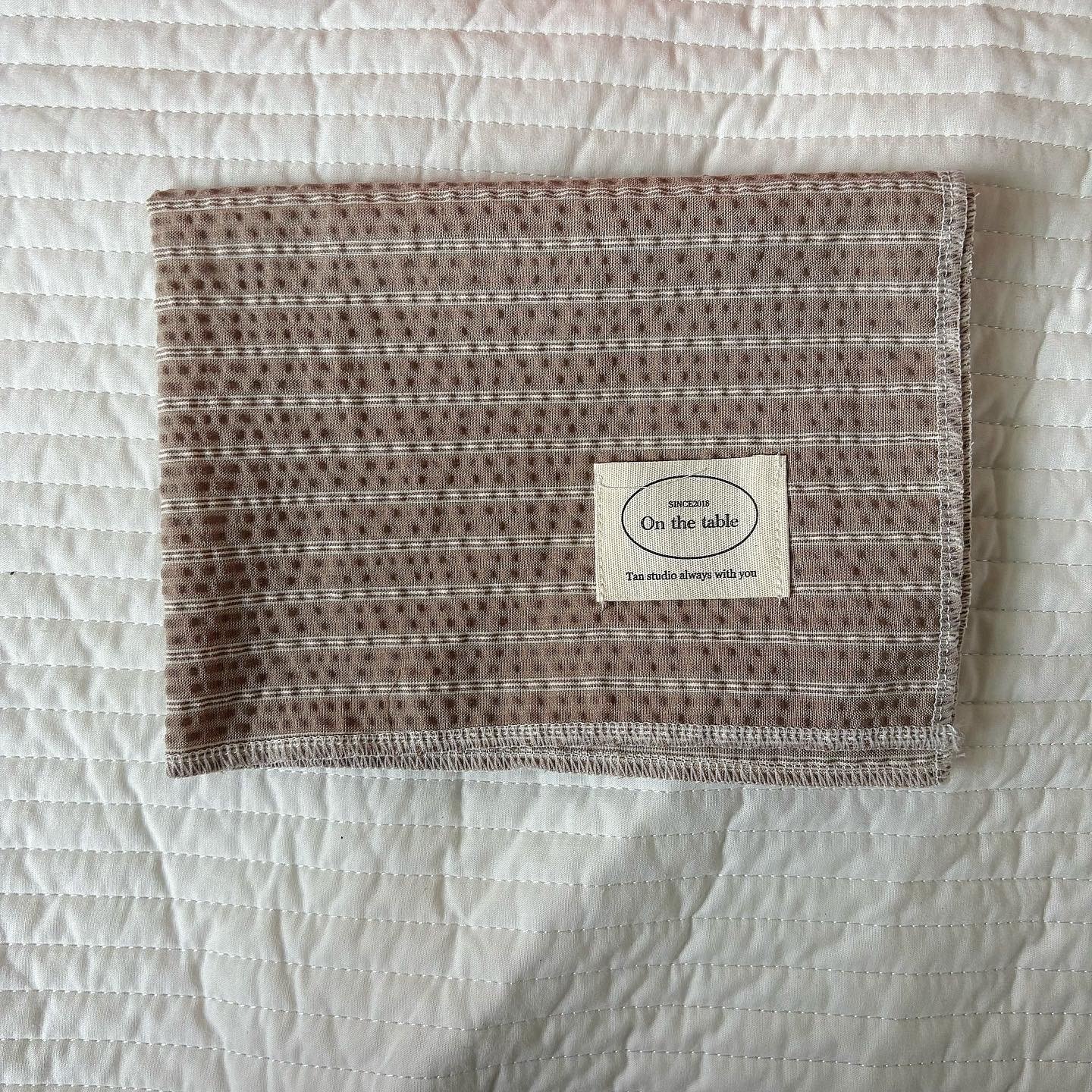 Low-saturation color checkered and striped placemats, heat-insulating tablecloths, and napkins