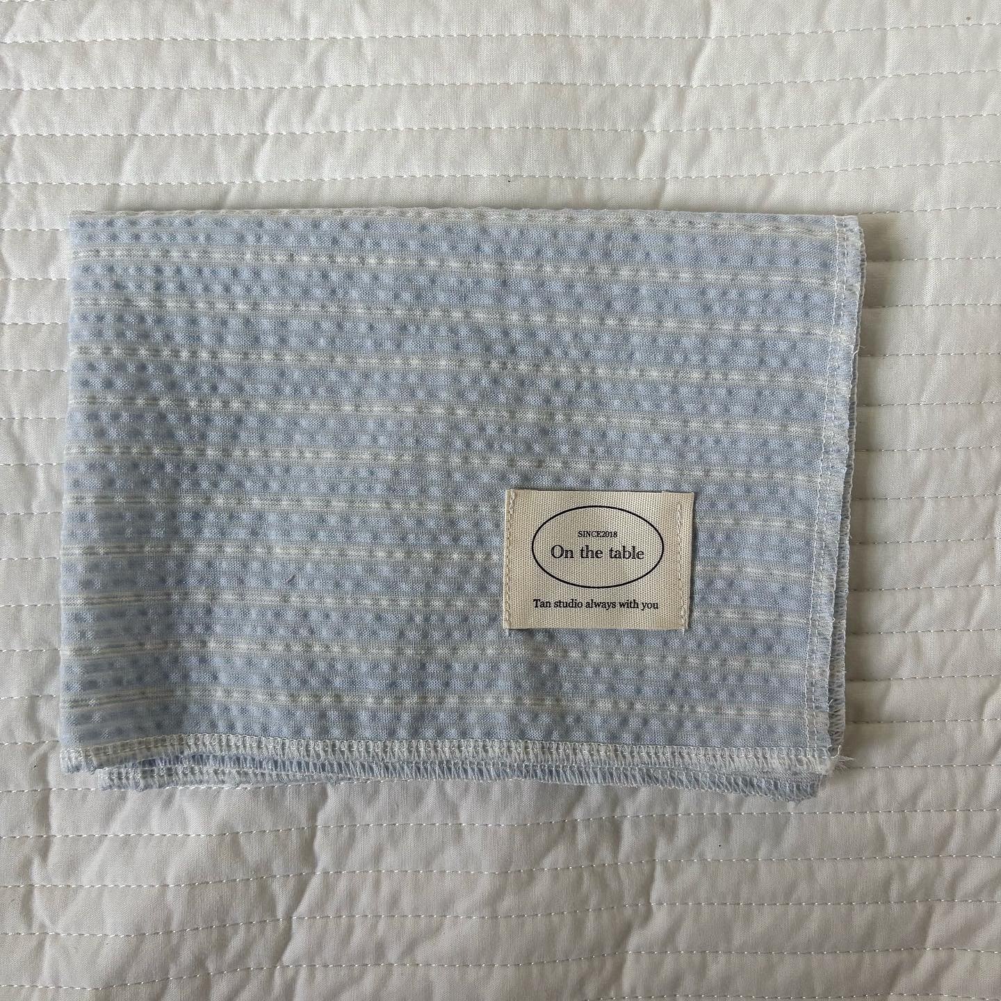 Low-saturation color checkered and striped placemats, heat-insulating tablecloths, and napkins