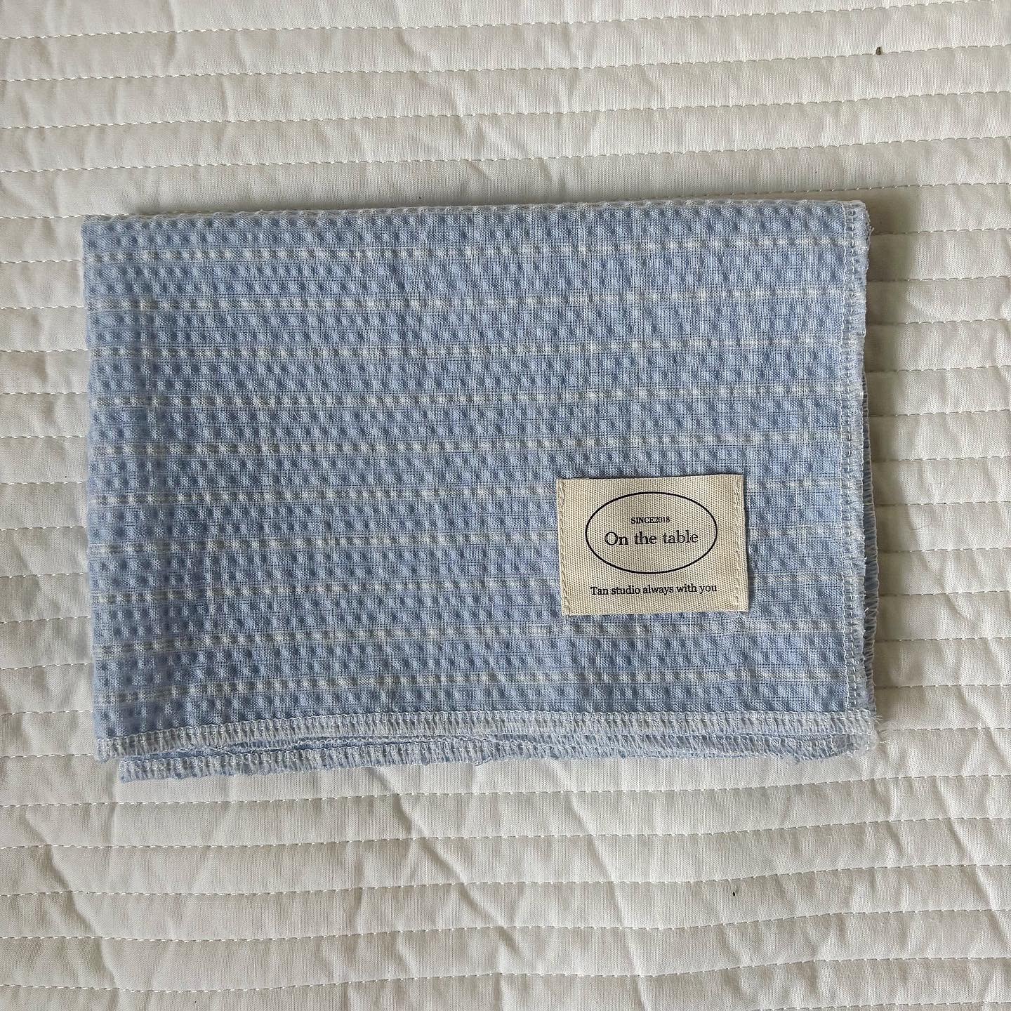 Low-saturation color checkered and striped placemats, heat-insulating tablecloths, and napkins