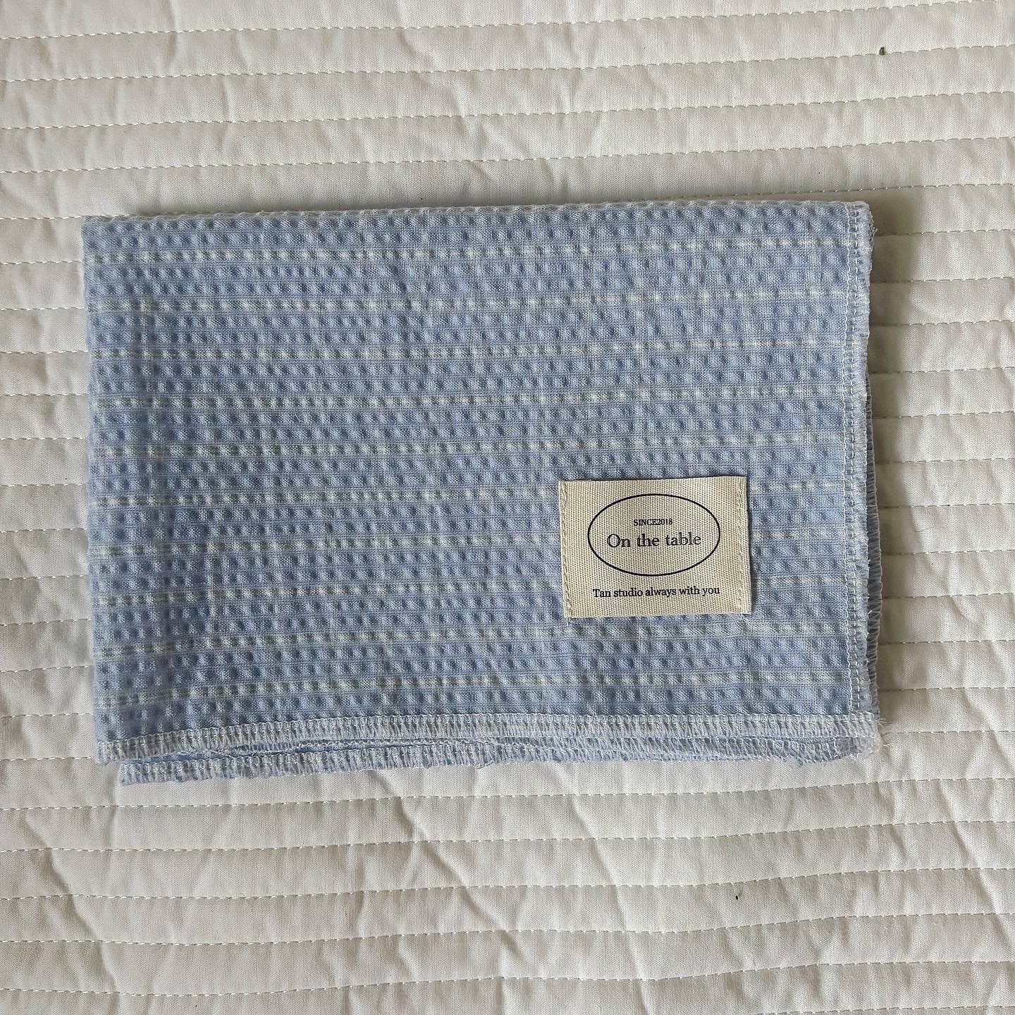 Low-saturation color checkered and striped placemats, heat-insulating tablecloths, and napkins