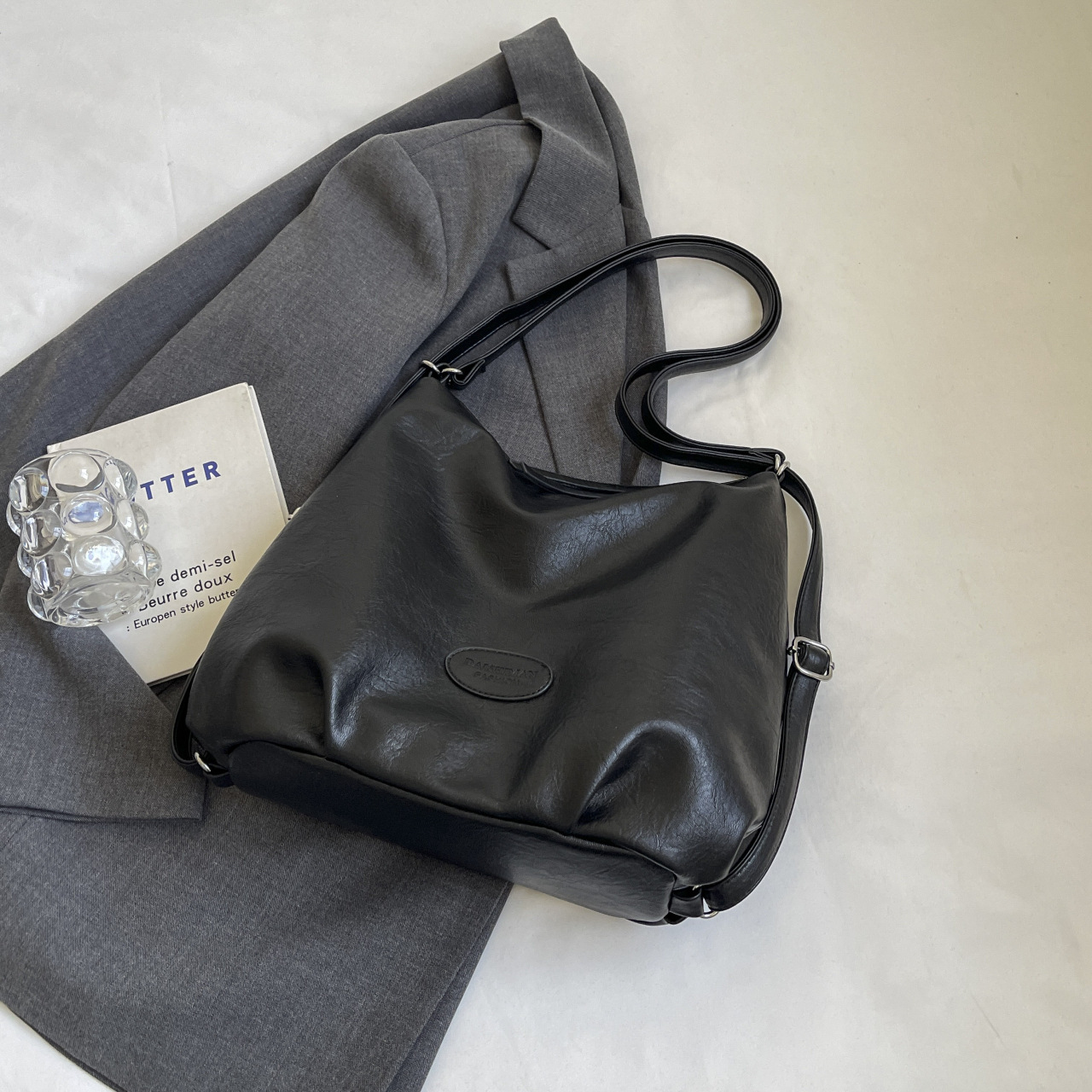 Simple and stylish casual bag with large capacity