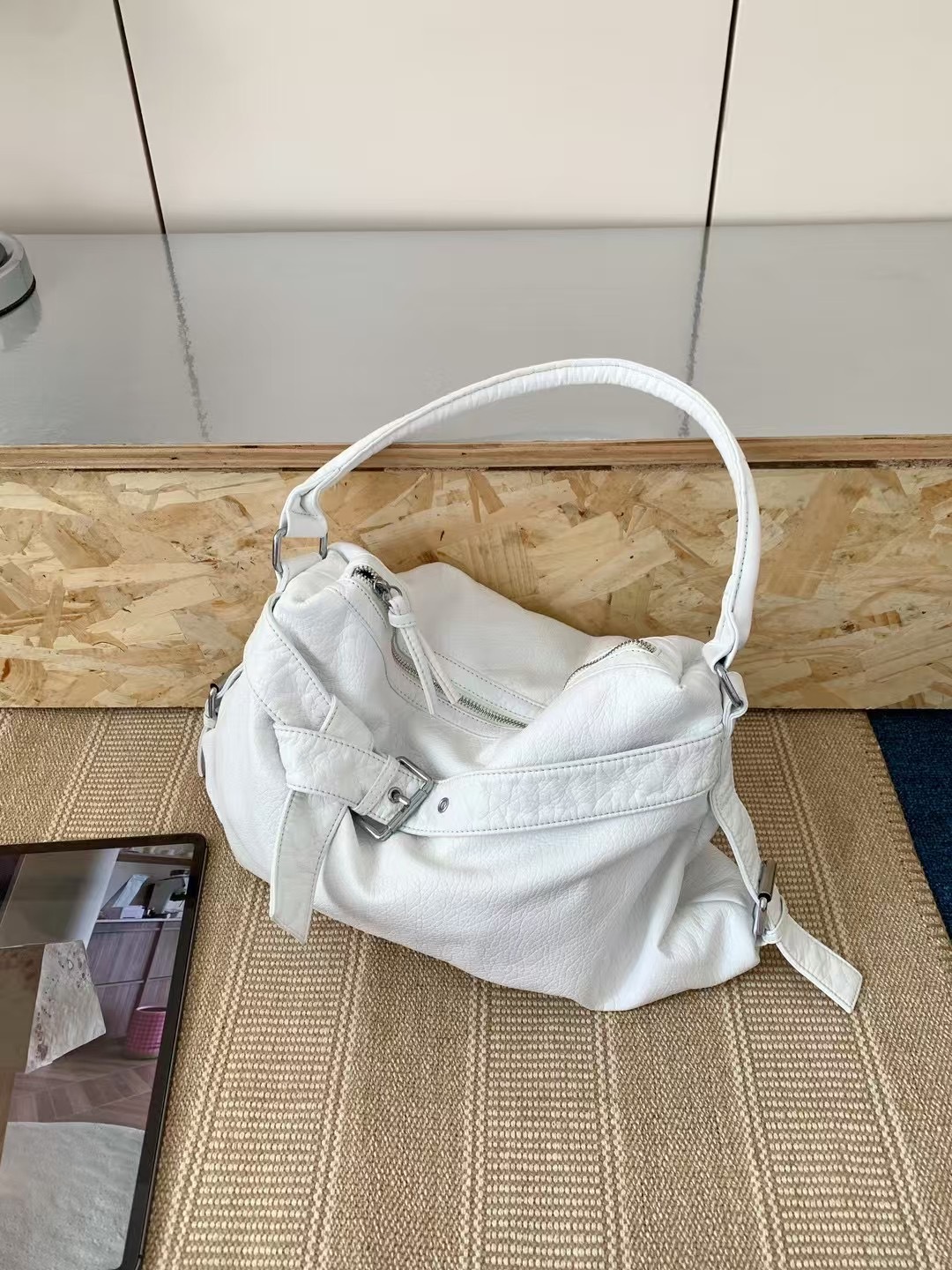 Large-capacity single-shoulder crossbody bag for locomotives