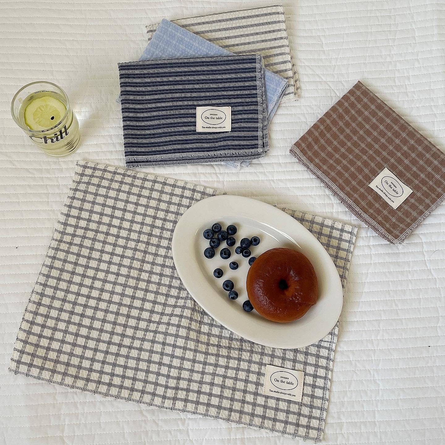 Low-saturation color checkered and striped placemats, heat-insulating tablecloths, and napkins