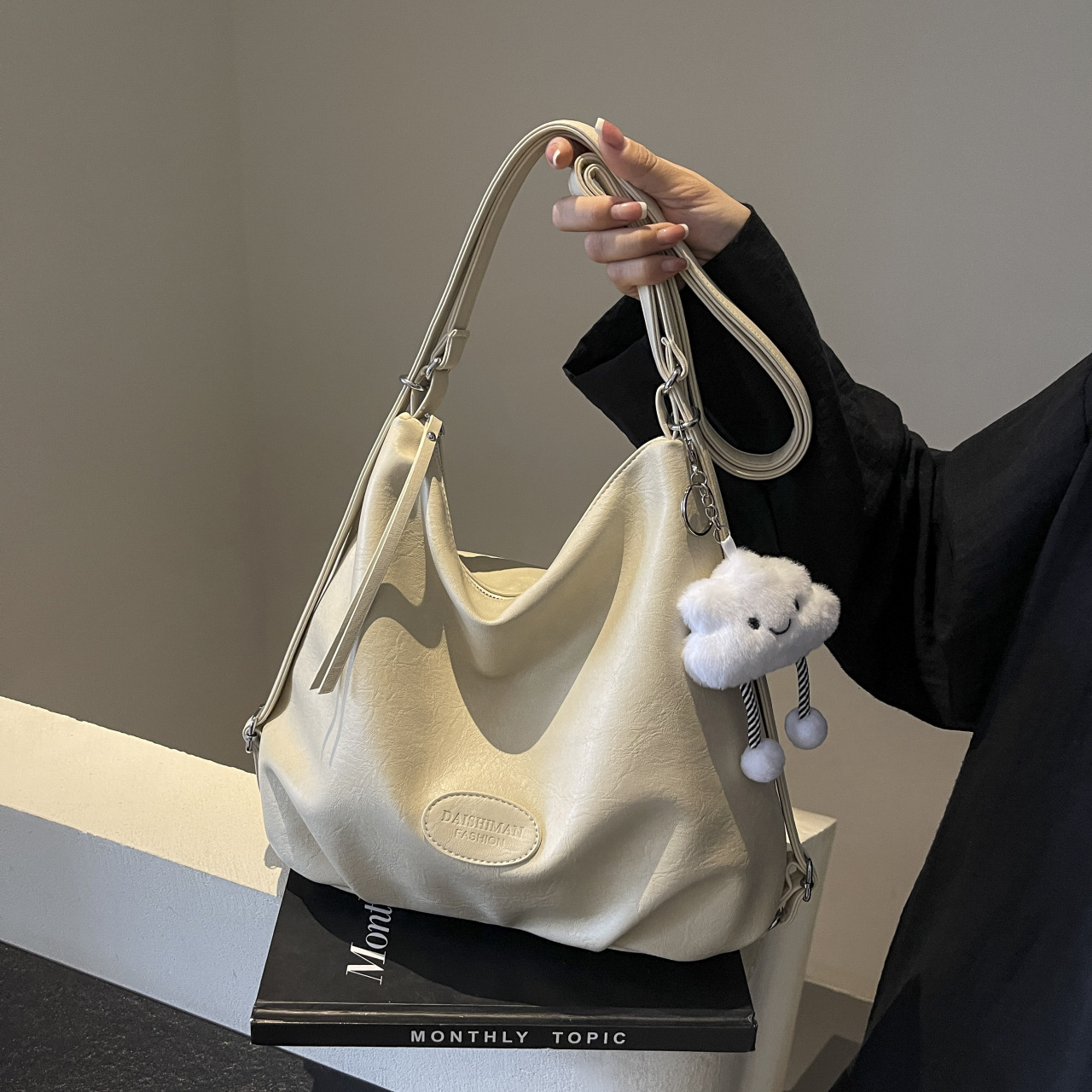 Simple and stylish casual bag with large capacity