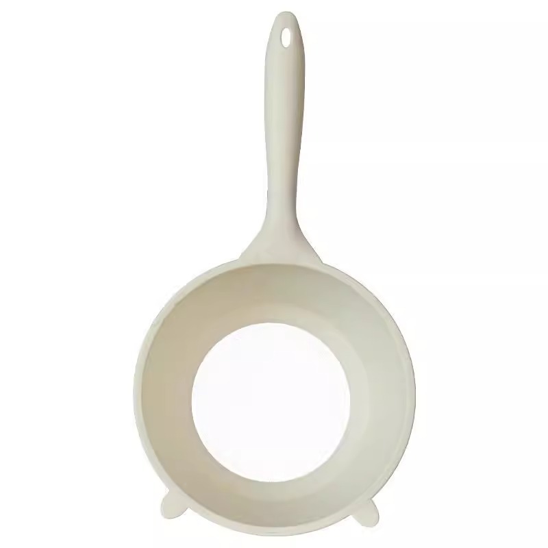 A rice strainer with fine holes that does not let rice leak out