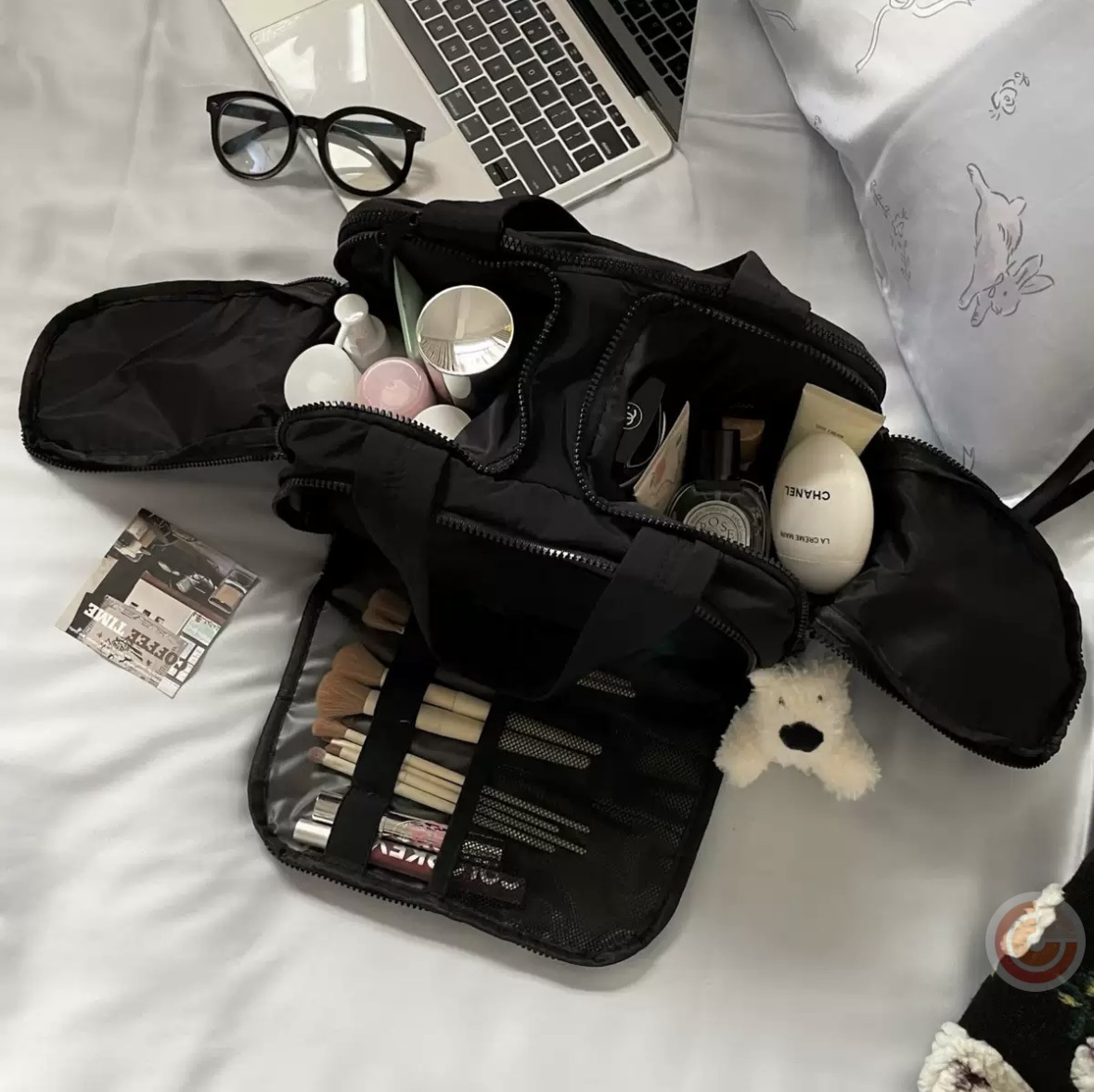 Multi-functional large-capacity portable storage makeup bag