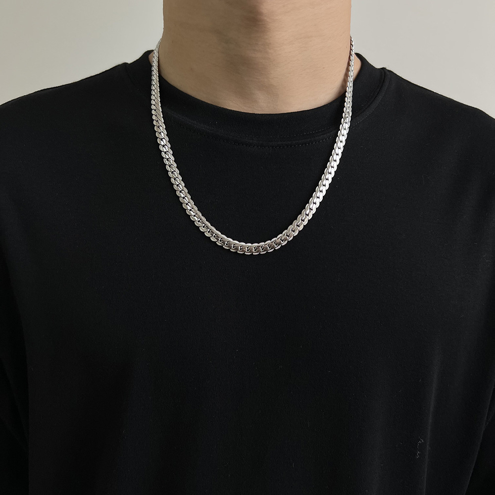 Niche design embossed necklace