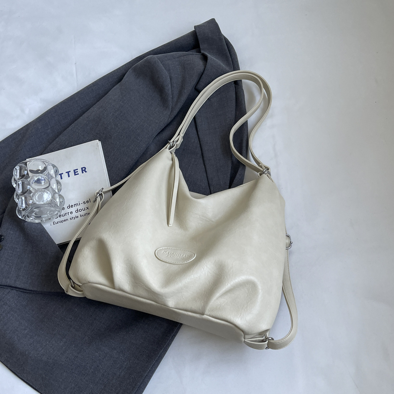 Simple and stylish casual bag with large capacity