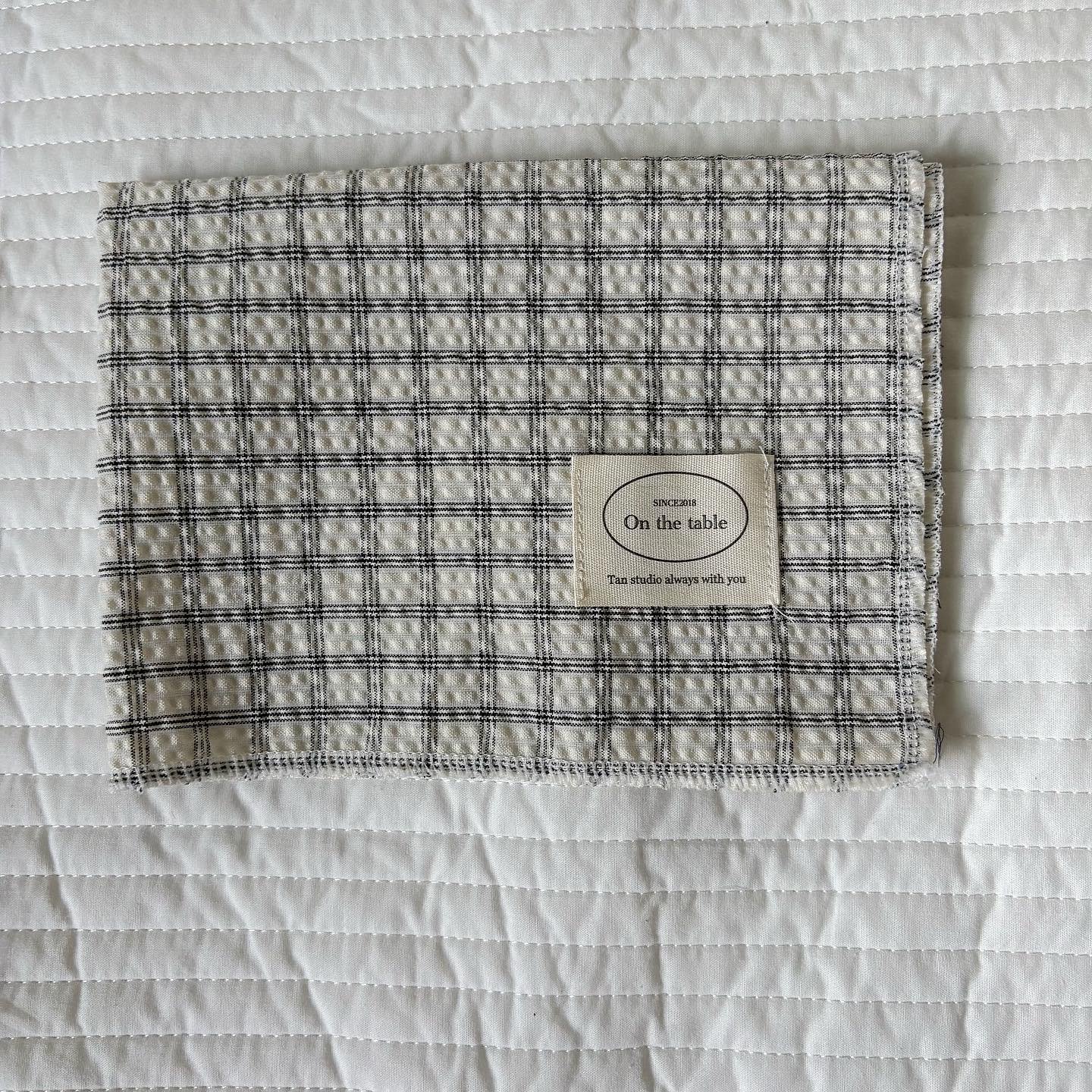 Low-saturation color checkered and striped placemats, heat-insulating tablecloths, and napkins