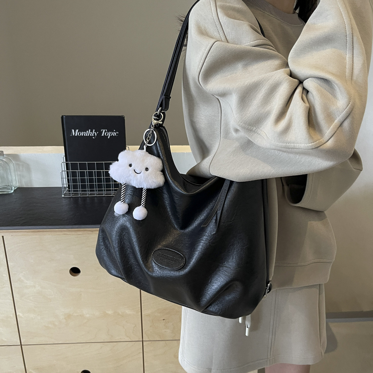 Simple and stylish casual bag with large capacity