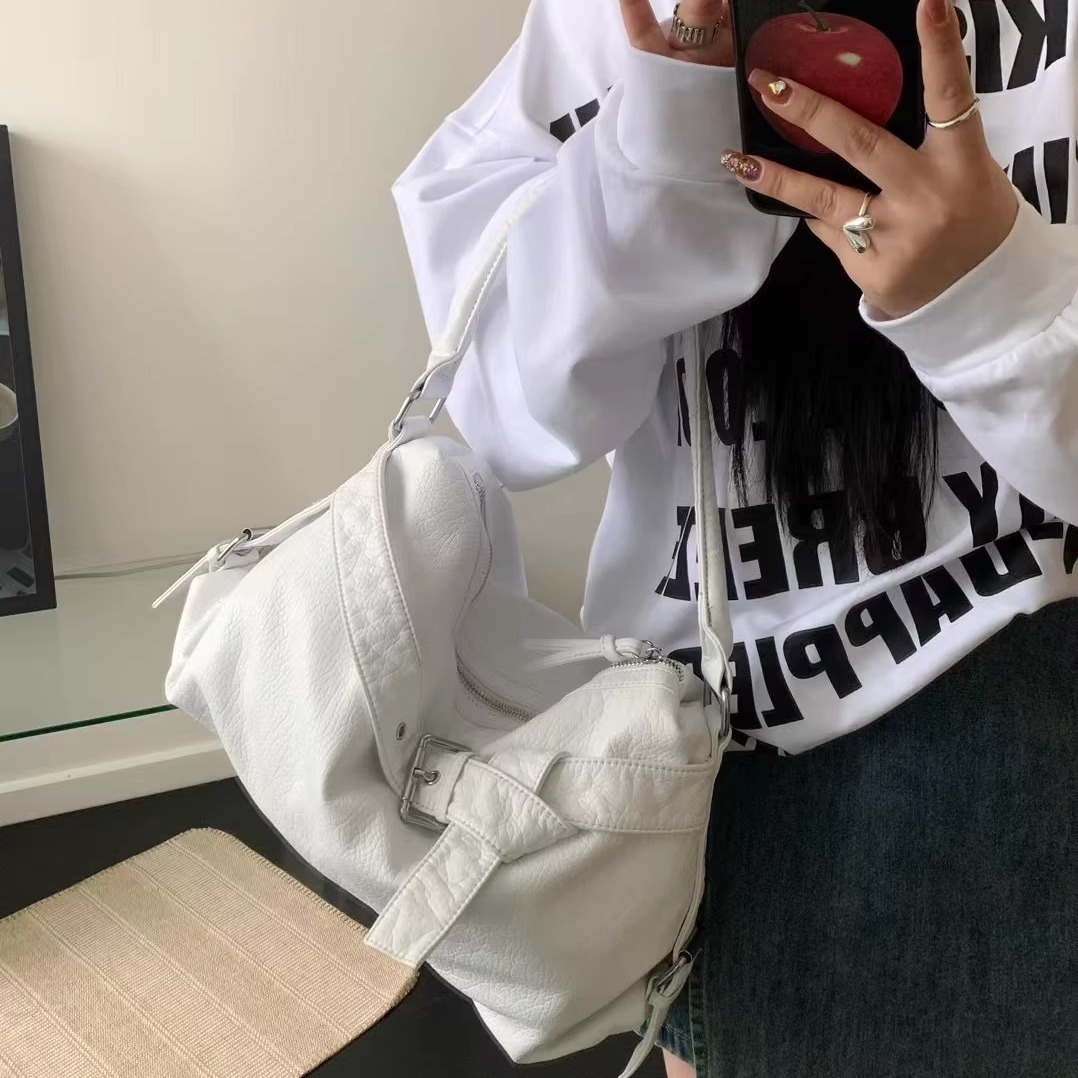 Large-capacity single-shoulder crossbody bag for locomotives