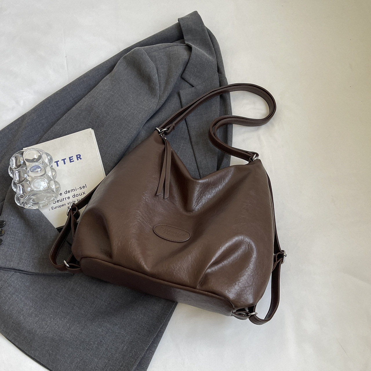 Simple and stylish casual bag with large capacity