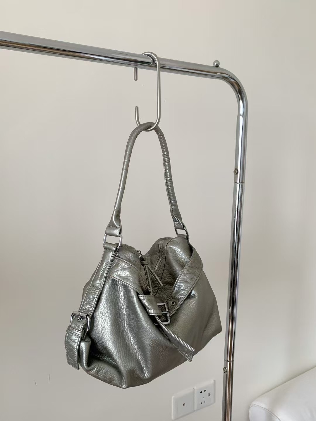 Large-capacity single-shoulder crossbody bag for locomotives