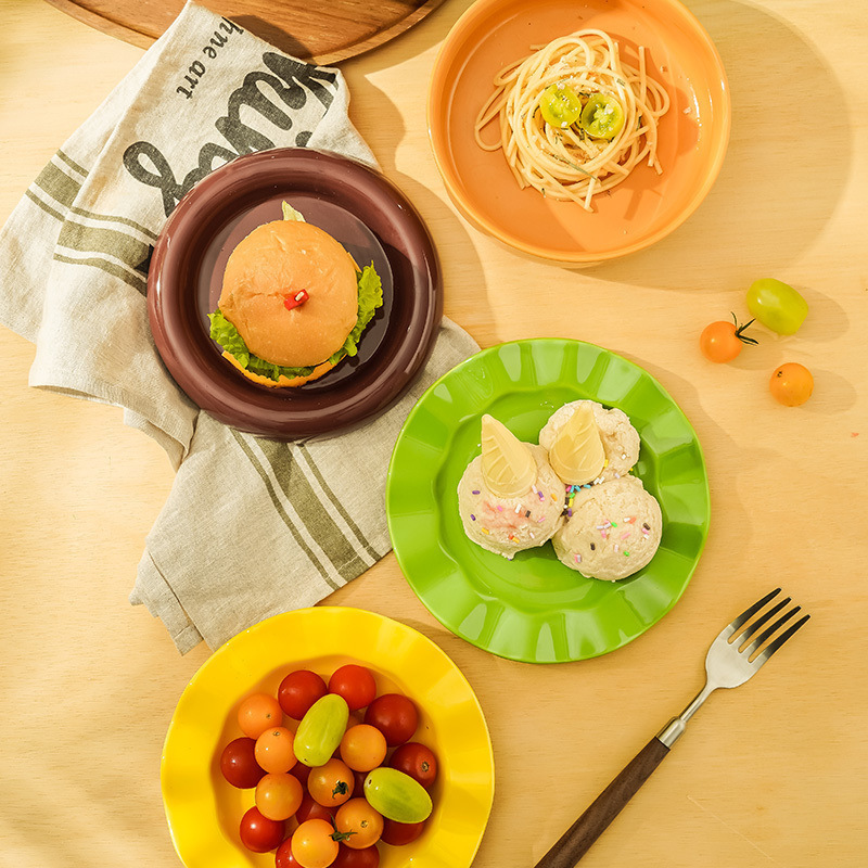 Ceramic tableware set of plates and bowls with a hamburger shape design