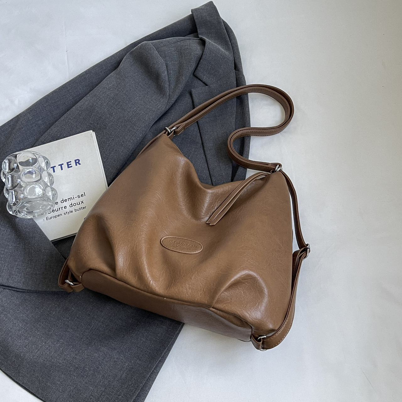 Simple and stylish casual bag with large capacity