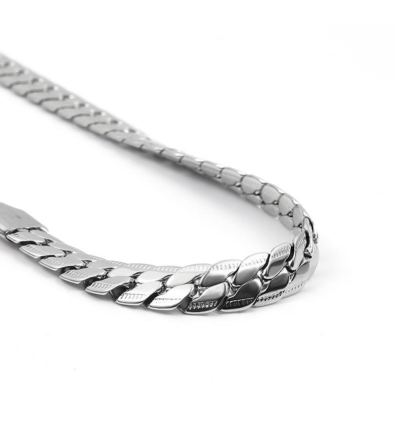 Niche design embossed necklace