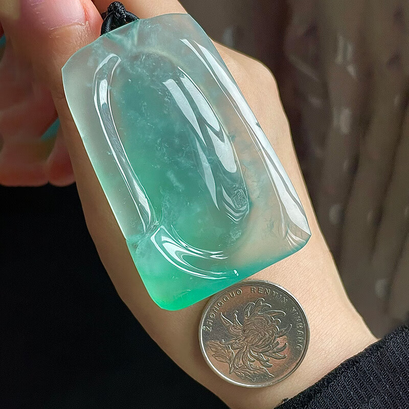 Old pit natural A-grade jadeite jade carved glass-type Mu Na green Guanyin jade pendant