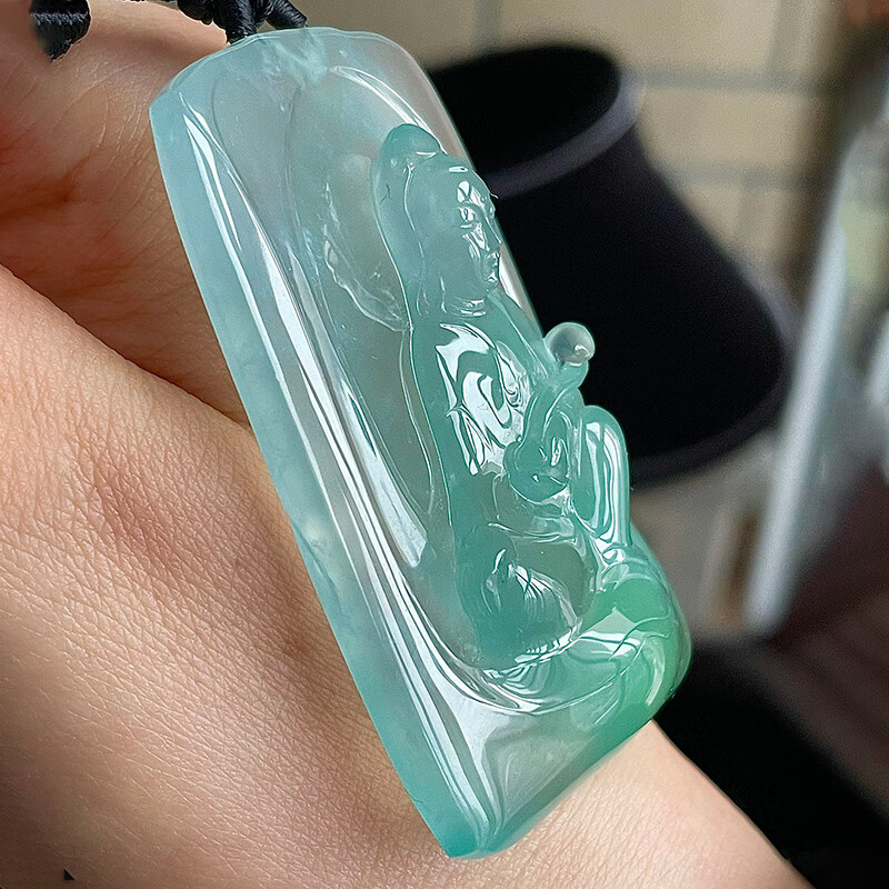 Old pit natural A-grade jadeite jade carved glass-type Mu Na green Guanyin jade pendant