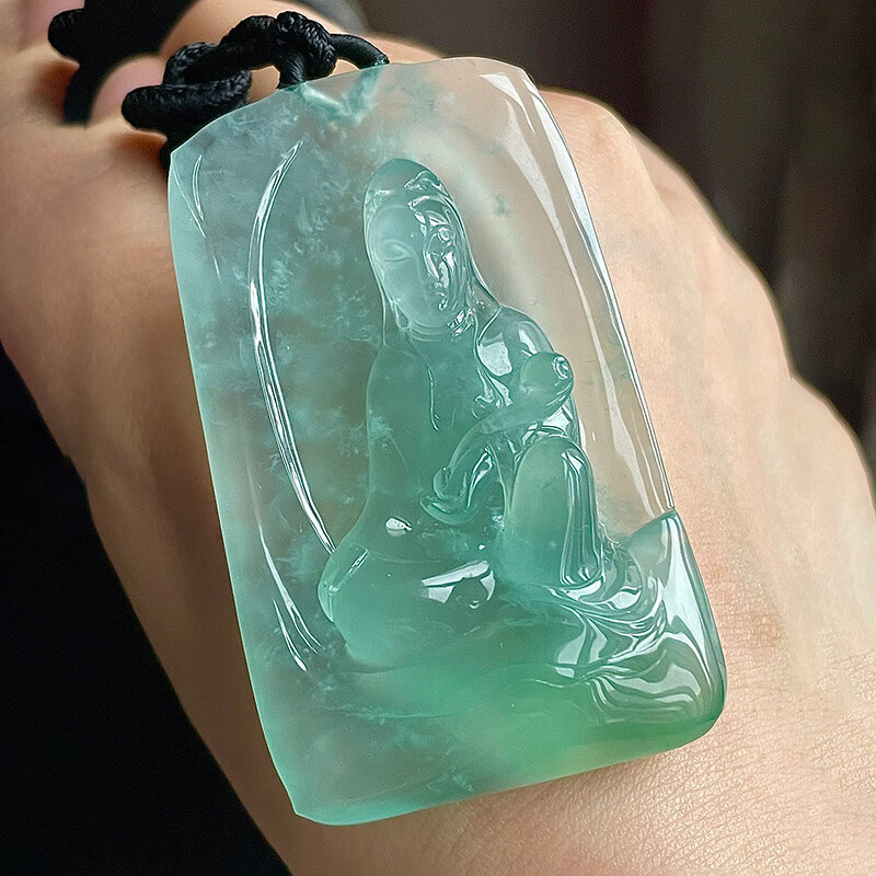 Old pit natural A-grade jadeite jade carved glass-type Mu Na green Guanyin jade pendant