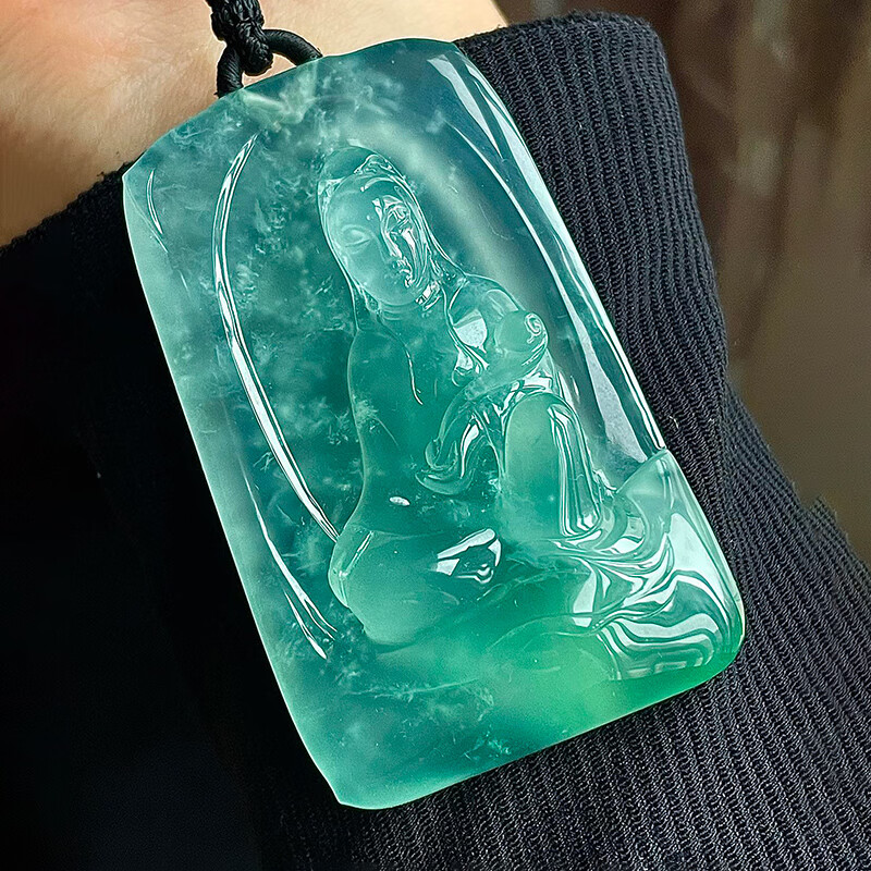 Old pit natural A-grade jadeite jade carved glass-type Mu Na green Guanyin jade pendant